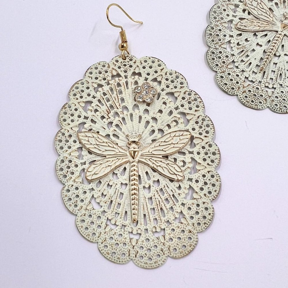 NWT - Charming Charlie - Oval Filigree Dragon Fly Gold Tone Fishhook Earrings - Picture 5 of 9